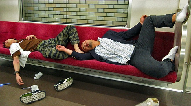 Bạn có thể uống rượu ở bất cứ đâu: Ở quán, cửa hàng, trên tàu, trên xe bus, thậm chí là giữa phố... việc uống rượu nơi công cộng được coi là hợp pháp ở Hàn Quốc. Du khách có thể thường xuyên bắt gặp cảnh những người dân ngủ gục ở vệ đường hay trên tàu sau một đêm nhậu. Thậm chí rượu còn được bán trong các máy bán hàng tự động. Bạn có thể uống rượu ở bất cứ đâu: Ở quán, cửa hàng, trên tàu, trên xe bus, thậm chí là giữa phố... việc uống rượu nơi công cộng được coi là hợp pháp ở Hàn Quốc. Du khách có thể thường xuyên bắt gặp cảnh những người Hàn Quốc ngủ gục ở vệ đường hay trên tàu sau một đêm nhậu. Thậm chí rượu còn được bán trong các máy bán hàng tự động.