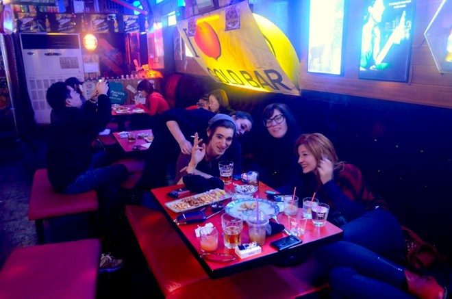 Các quán rượu và hộp đêm mở cửa tới sáng: Nếu bạn thích tiệc tùng thâu đêm, nên tới Hàn Quốc. Ở đây không có luật bắt quán rượu và hộp đêm đóng cửa hay không được bán rượu sau một giờ nhất định. Nhiều nơi mở cửa tới sáng. Các quán rượu và hộp đêm mở cửa tới sáng: Nếu bạn thích tiệc tùng thâu đêm thì nên tới Hàn Quốc. Ở đây không có luật bắt quán rượu và hộp đêm đóng cửa hay không được bán rượu sau một giờ nhất định. Nhiều nơi mở cửa tới tận 7h.