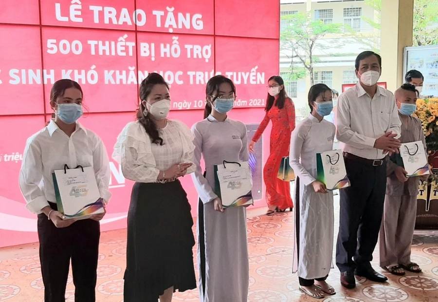 Lãnh đạo tỉnh Cà Mau trao thiết bị học trực tuyến cho HS hoàn cảnh khó khăn. Ảnh: T.Sắc.