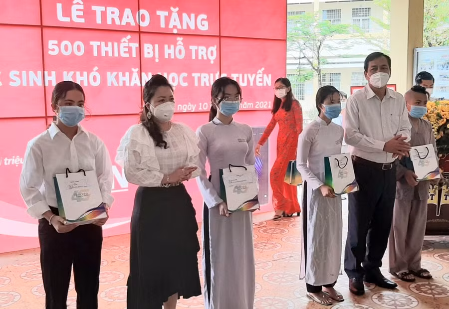 Lãnh đạo tỉnh Cà Mau trao thiết bị học trực tuyến cho HS hoàn cảnh khó khăn. Ảnh: T.Sắc.