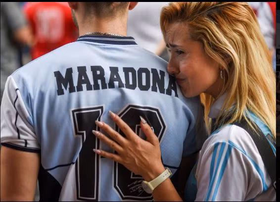 Một người phụ nữ cố gắng kìm nước mắt.