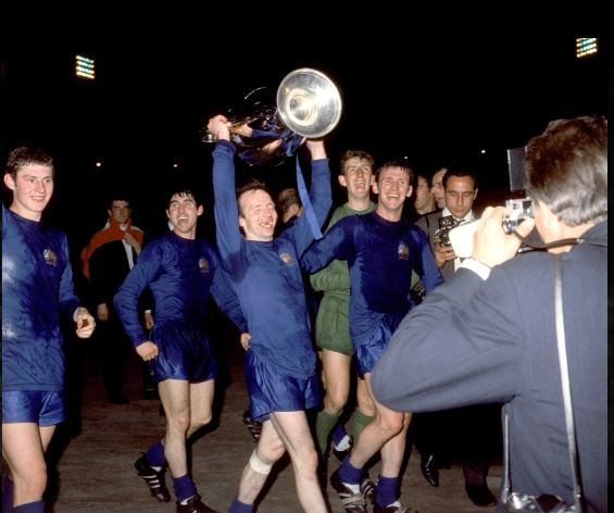 Nobby Stiles nâng cao chiếc cúp C1 năm 1968. Nobby Stiles nâng cao chiếc cúp C1 năm 1968.