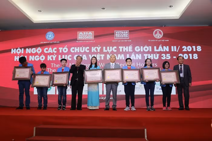 Hội kỷ lục gia Việt Nam trao tặng Bằng khen cho HLV Nguyễn Phùng Phong và các tuyển thủ Đội tuyển Kỷ lục gia trí nhớ Việt Nam