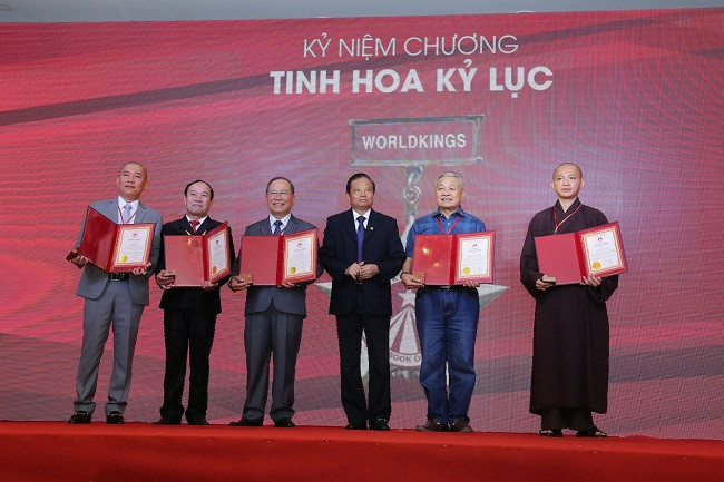 Các kỷ lục gia nhận kỷ niệm chương Tinh hoa kỷ lục Các kỷ lục gia nhận kỷ niệm chương Tinh hoa kỷ lục