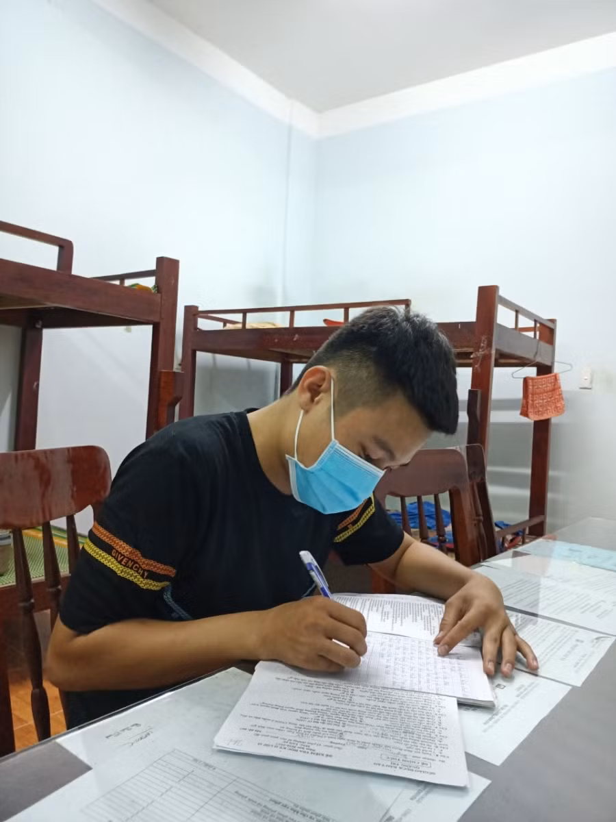 Thí sinh Nguyễn Minh Đức tranh thủ ôn lại bài