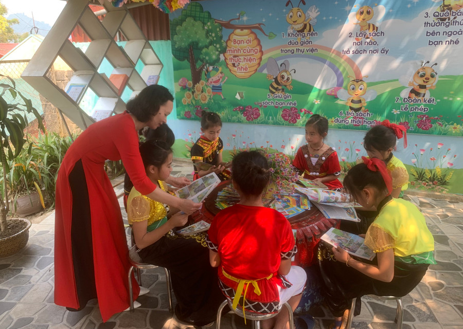 Cô trò Trường PTDTBT Tiểu học Lản Nhì Thàng hưởng ứng Ngày Sách và Văn hóa đọc Việt Nam.