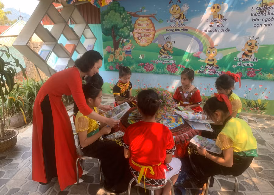 Cô trò Trường PTDTBT Tiểu học Lản Nhì Thàng hưởng ứng Ngày Sách và Văn hóa đọc Việt Nam.