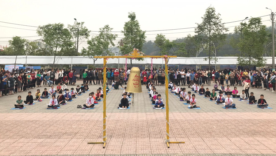 Trò chơi Rung chuông vàng trong Ngày hội Sách và Văn hóa đọc ở Than Uyên.