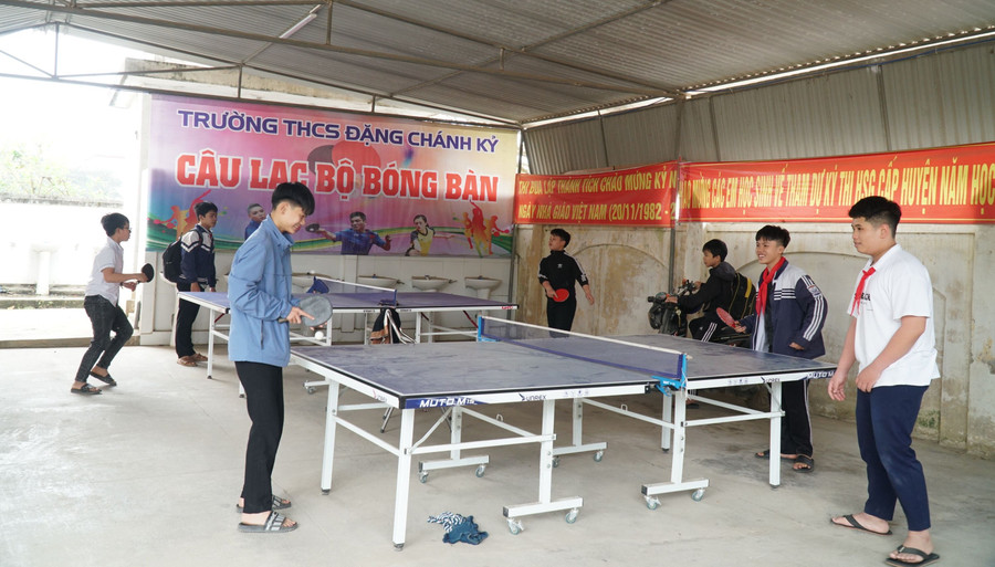 Học sinh Trường THCS Đặng Chánh Kỷ (huyện Nam Đàn, Nghệ An) chơi bóng bàn sau giờ học.