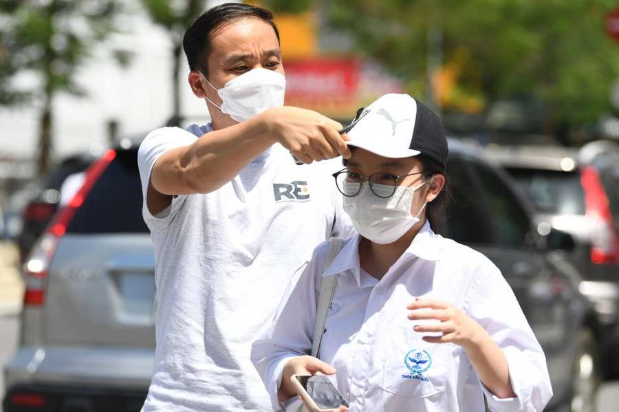 Phụ huynh đưa con đi thi trong kỳ thi tuyển sinh vào lớp 10 tại Hà Nội năm 2022. Ảnh: INT