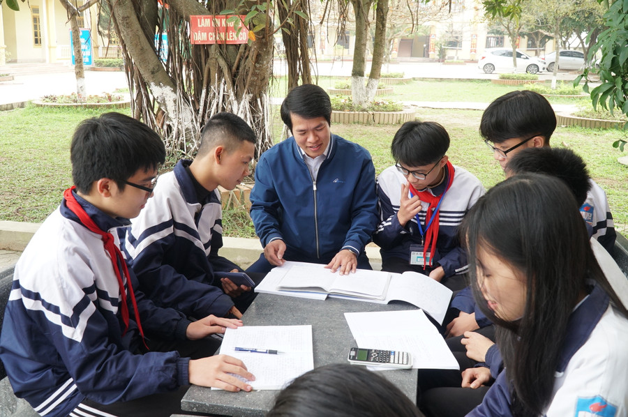 Thầy trò Trường THCS Đặng Chánh Kỷ (huyện Nam Đàn, Nghệ An). Ảnh: INT