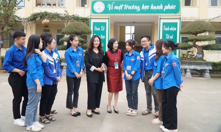 Cô trò Trường THPT Diễn Châu 3, huyện Diễn Châu, Nghệ An.