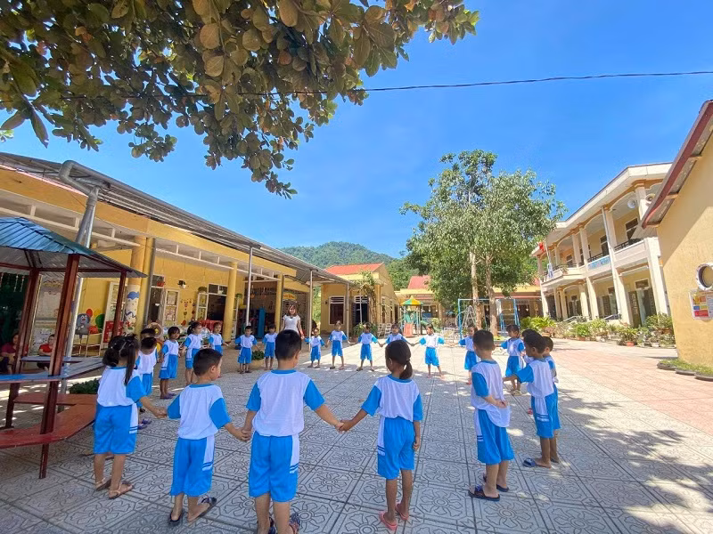 Hoạt động ngoài giờ của các em học sinh Trường Mầm non Tà Rụt.