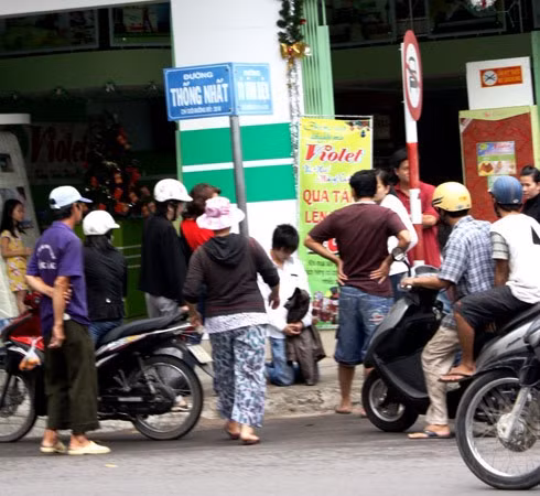 Chàng trai Nha Trang quỳ trước cửa hàng - nơi bạn gái làm việc trong suốt 5 giờ. Ảnh: Nam Điền. Những kiểu quỳ gối níu kéo tình yêu gây xôn xao dư luận