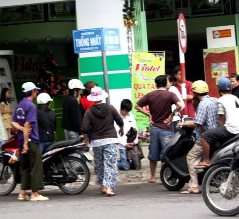Những kiểu quỳ gối níu kéo tình yêu gây xôn xao dư luận