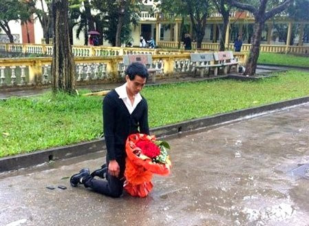 Nam sinh quỳ gối xin lỗi bạn gái dưới mưa tại sân trường ĐH Sân khấu Điện ảnh Hà Nội. Ảnh: Internet. Những kiểu quỳ gối níu kéo tình yêu gây xôn xao dư luận