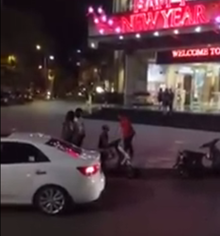 Chàng trai quỳ gối, xin lỗi mẹ bạn gái trước cửa trung tâm thương mại Vincom, Bà Triệu, Hà Nội. Ảnh cắt từ clip. Những kiểu quỳ gối níu kéo tình yêu gây xôn xao dư luận