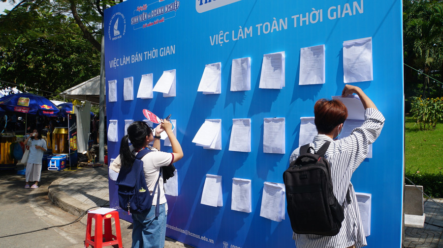 Sinh viên tìm hiểu thông tin việc làm trong ngày hội việc làm năm 2023 tại Trường Đại học Khoa học Tự nhiên (Đại học Quốc gia TPHCM). Ảnh: Mạnh Tùng Sinh viên tìm hiểu thông tin việc làm trong ngày hội việc làm năm 2023 tại Trường Đại học Khoa học Tự nhiên (Đại học Quốc gia TPHCM). Ảnh: Mạnh Tùng