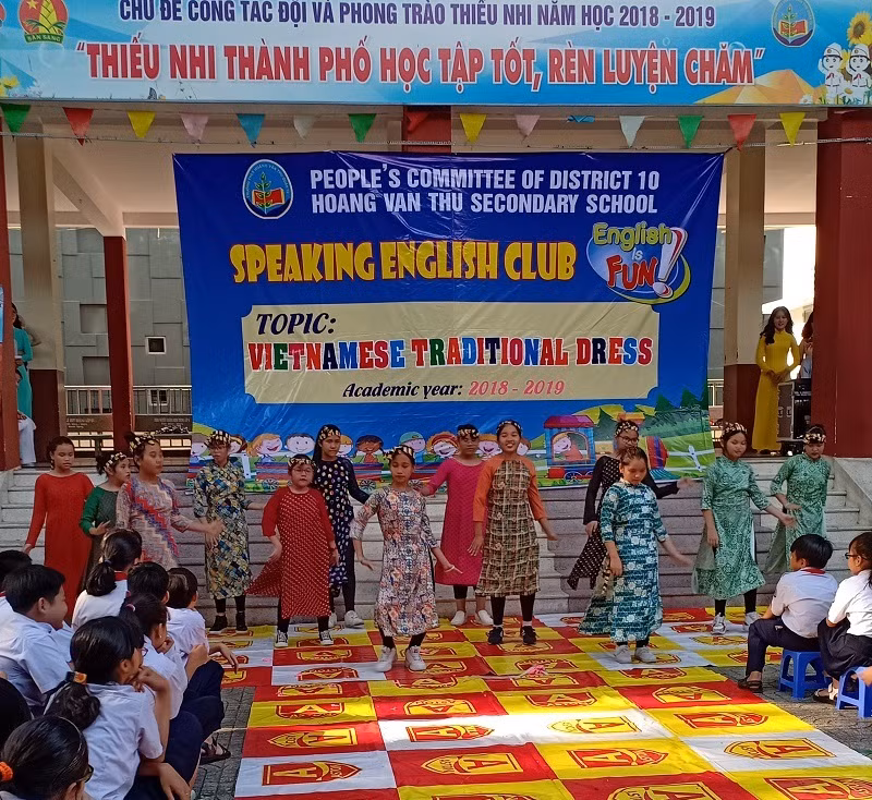 Học sinh tìm hiểu về Áo dài qua chuyên đề tiếng Anh 