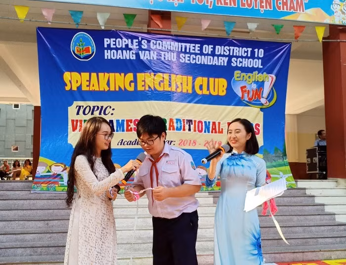 Học sinh tham gia trả lời câu hỏi liên quan đến Áo dài