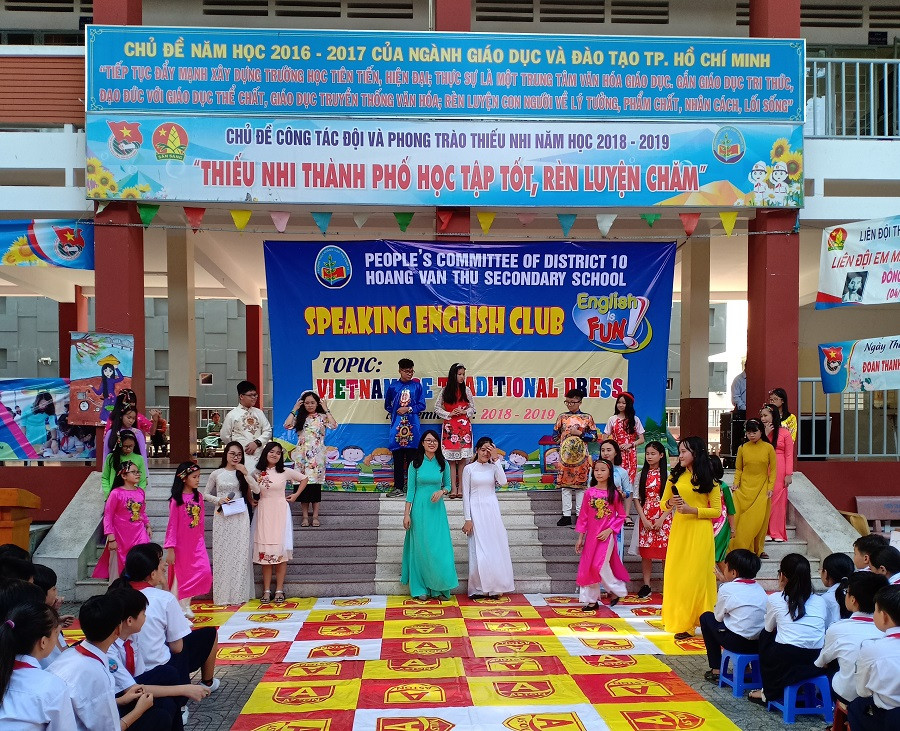 Màn trình diễn áo dài của cô và trò