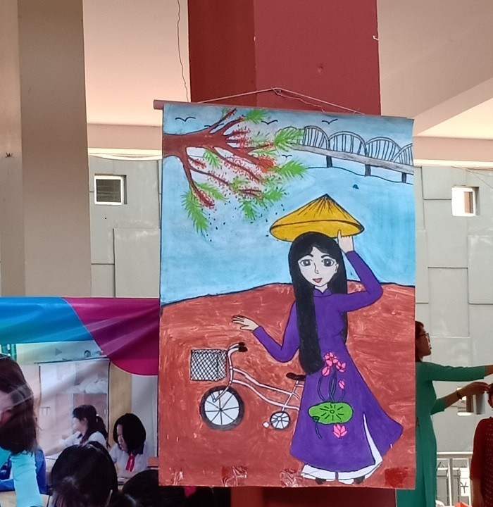 Những bức tranh về áo dài được học sinh treo khắp sân trường