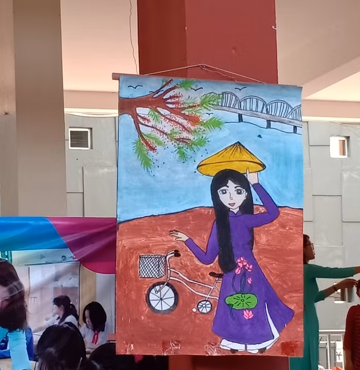Những bức tranh về áo dài được học sinh treo khắp sân trường
