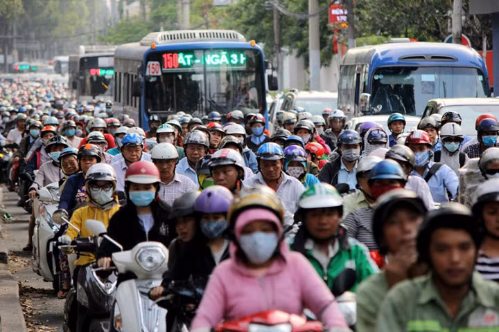 TPHCM: X cộ xếp hàng dài đường Điện Biên Phủ giờ tan tầm