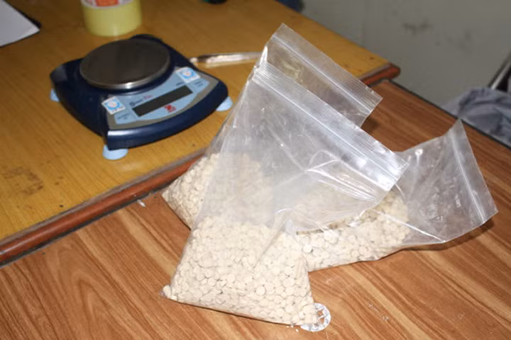 Tang vật cơ quan chức năng thu giữ được - Ảnh: Tuổi Trẻ.