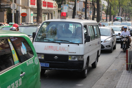Xe cộ xếp hàng dài đường Điện Biên Phủ giờ tan tầm - Ảnh 4 Xe co xep hang dai duong Dien Bien Phu gio tan tam - Anh 4