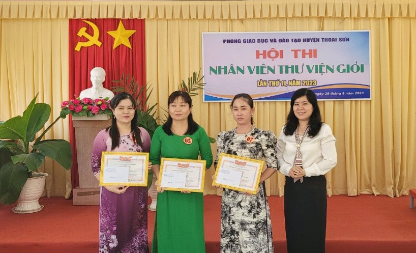 Trao khen thưởng cho các thí sinh đạt giải tại Hội thi.