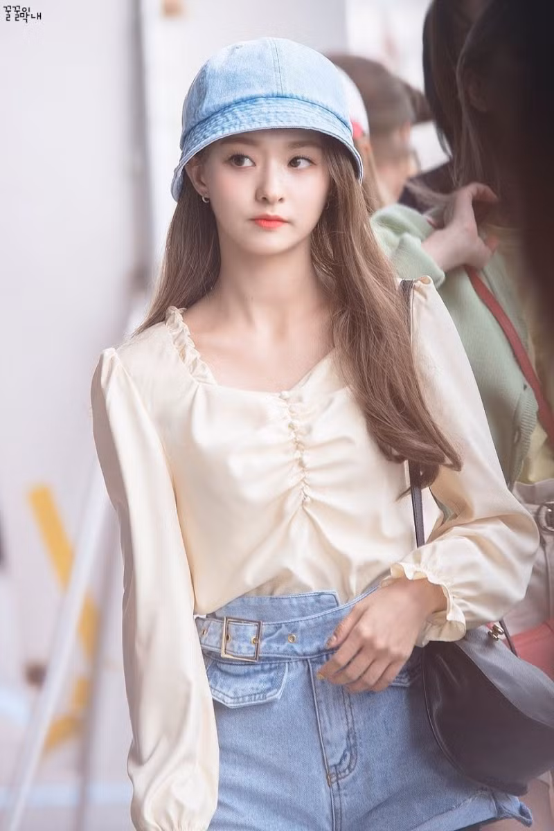 Nakyung (fromis_9): Ngoại hình tuyệt đẹp của Nakyung trông giống búp bê hơn khi cô ấy mặc những bộ trang phục thời trang và dễ thương.