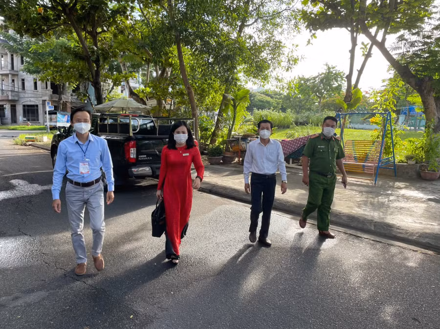 Cô Nguyễn Quốc Thư Trâm - Hiệu trưởng Trường Mầm non Bình Minh đến trường bằng xe đặc chủng của công an, dự lễ khai giảng một mình trong điều kiện cả thành phố thực hiện chủ trương "ai ở đâu, ở yên đấy"