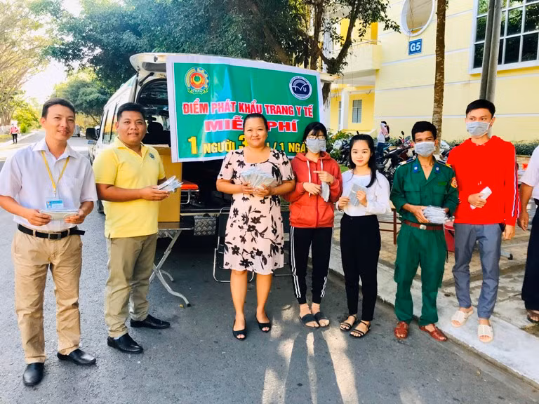 Cán bộ, sinh viên Trường ĐH Trà Vinh trang bị khẩu trang, phòng dịch Corona.