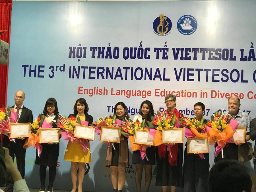 Ban Tổ chức trao hoa và quà lưu niệm cho các nhà tài trợ Hội thảo Ban Tổ chức trao hoa và quà lưu niệm cho các nhà tài trợ Hội thảo