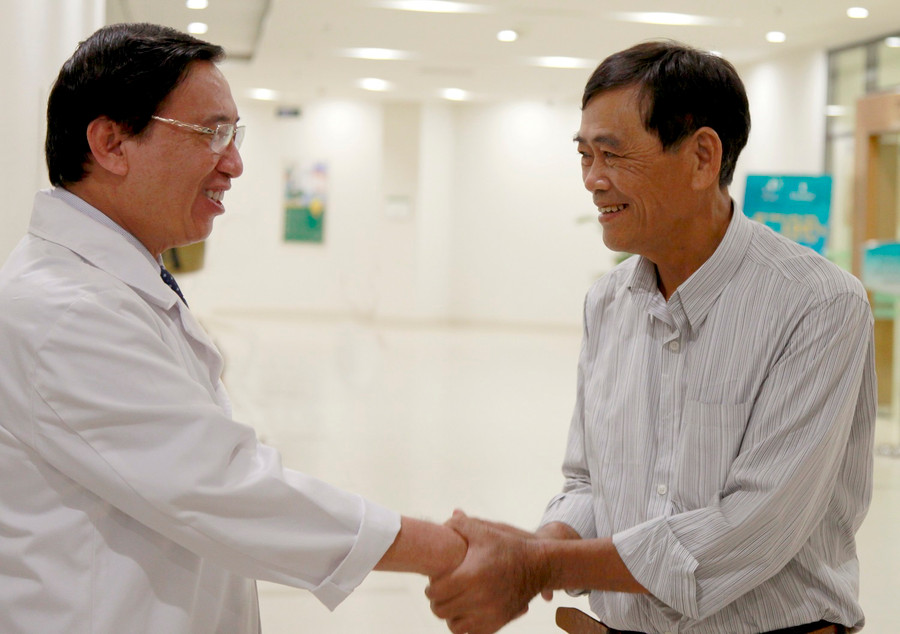 Khỏe mạnh sau khi được can thiệp TAVI thành công, ông Đào Xuân Lời (bìa phải) bày tỏ lời cảm ơn sâu sắc tới GS Võ Thành Nhân - Trưởng khoa Can thiệp Tim mạch, Bệnh viện Vinmec Central Park Khỏe mạnh sau khi được can thiệp TAVI thành công, ông Đào Xuân Lời (bìa phải) bày tỏ lời cảm ơn sâu sắc tới GS Võ Thành Nhân - Trưởng khoa Can thiệp Tim mạch, Bệnh viện Vinmec Central Park