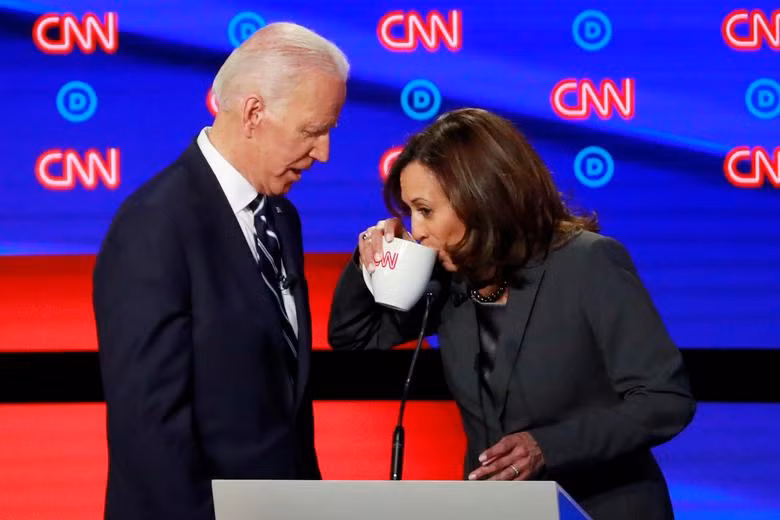 Joe Biden trò chuyện cùng Kamala Harris trong thời gian nghỉ vào đêm thứ hai của cuộc tranh luận tổng thống lần thứ hai của đảng Dân chủ ở Detroit, Michigan, ngày 31 tháng 7 năm 2019. REUTERS/Lucas Jackson.