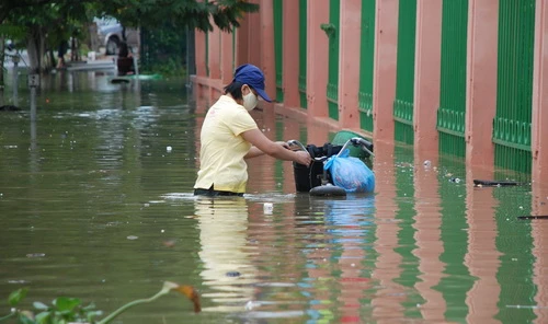 Mùa mưa lũ, do điều kiện vệ sinh kém, môi trường, nguồn nước bị ô nhiễm và chứa đựng nhiều vi khuẩn gây bệnh. Ảnh: Đ. Nam