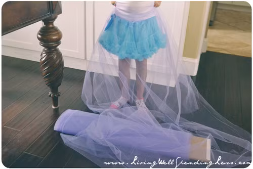 Làm váy công chúa cho con gái chỉ bằng... màn tuyn - 2