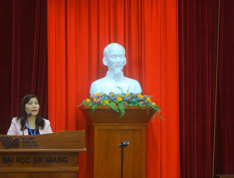 Bà Trần Thị Ngọc Diễm - GĐ Sở GD&amp;ĐT An Giang phát biểu khai mạc hội nghị. (Ảnh: Trọng Nhân)