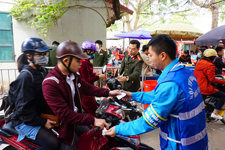 Công an Hà Nội trông xe miễn phí Phủ Tây Hồ