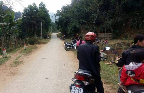 Đi chơi tết, tá hỏa phát hiện người phụ nữ treo cổ tại bìa rừng - Ảnh 1 Di choi tet, ta hoa phat hien nguoi phu nu treo co tai bia rung - Anh 1
