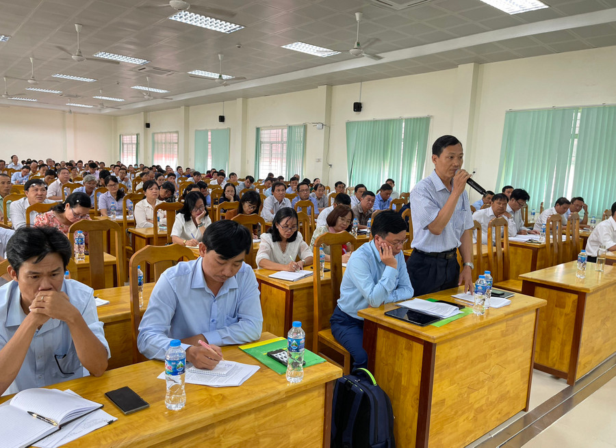 Đại biểu thảo luận, trao đổi các giải pháp thực hiện nhiệm vụ năm học mới. Đại biểu thảo luận, trao đổi các giải pháp thực hiện nhiệm vụ năm học mới.