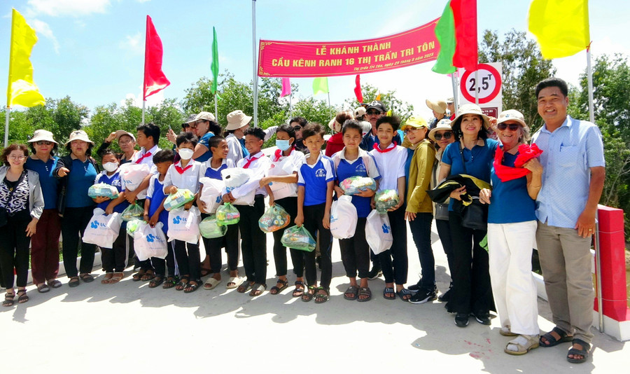 Trao quà Tiếp bước đến trường cho học sinh và giáo viên. Trao quà Tiếp bước đến trường cho học sinh và giáo viên.