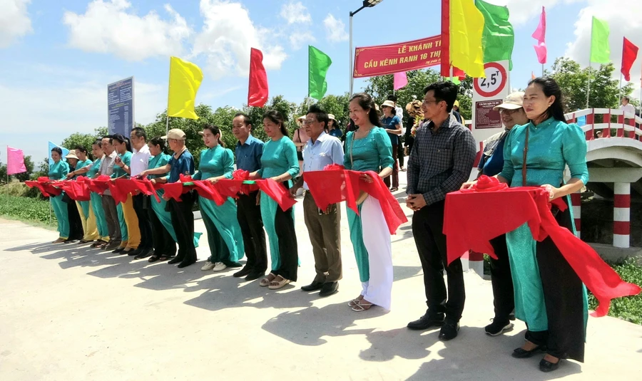 Tri Tôn (An Giang) khánh thành đưa vào sử dụng cầu nông thôn giúp học sinh đến trường thuận lợi hơn.