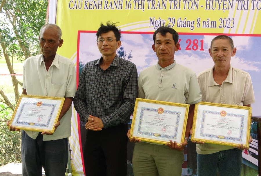 Trao Bằng khen và Giấy khen tập thể, cá nhân có nhiều đóng góp tích cực. Trao Bằng khen và Giấy khen tập thể, cá nhân có nhiều đóng góp tích cực.