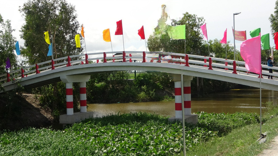 Cầu Hữu Nghị VK 281 nối thị trấn Tri Tôn và xã Núi Tô (Tri Tôn, An Giang). Cầu Hữu Nghị VK 281 nối thị trấn Tri Tôn và xã Núi Tô (Tri Tôn, An Giang).
