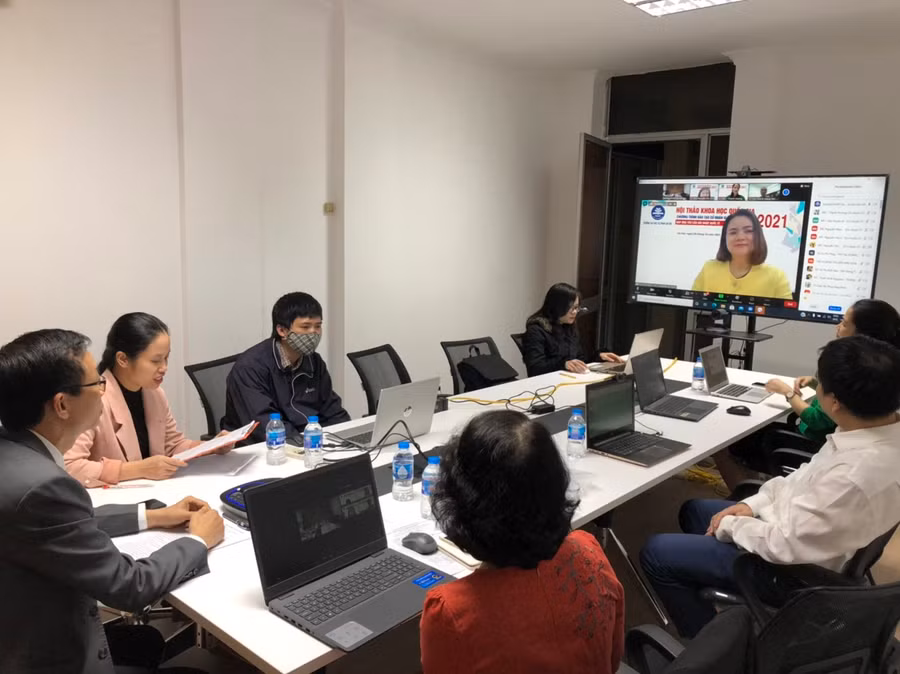 Bà Cù Thị Thủy phát biểu tại hội thảo.