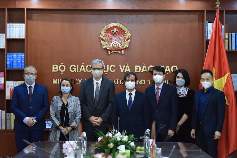 Bộ trưởng Bộ Giáo dục và Đào tạo Nguyễn Kim Sơn và ngài Nicolas Warnery, cùng đại diện Đại sứ quán Pháp tại Việt Nam và Bộ GD&ĐT tại buổi tiếp.