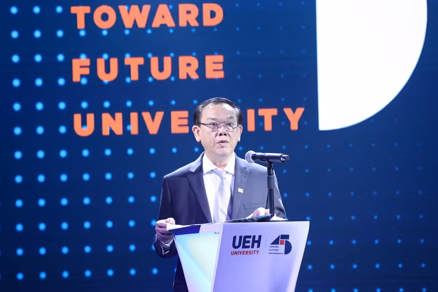 GS.TS.Nguyễn Đông Phong, Bí thư Đảng ủy, Chủ tịch Hội đồng Trường ĐH Kinh tế TP Hồ Chí Minh phát biểu tại buổi lễ.